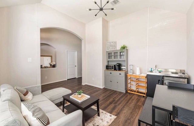 Wonderful Getaway Cypress 2 BR w/thoughtful comforts