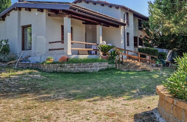 Wonderful private villa for 6 guests with patio, pets allowed and parking
