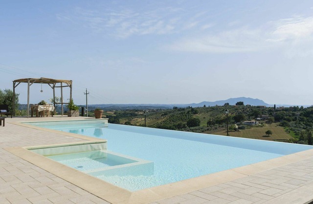 Wonderful private villa for 10 guests with A/C, private pool, TV, patio, pets allowed and parking