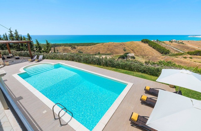 Wonderful private villa for 6 guests with A/C, private pool, WIFI, terrace and parking
