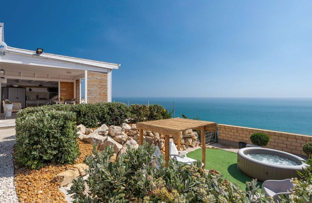 Wonderful private villa with WIFI, A/C, TV, terrace, pets allowed, panoramic view and parking