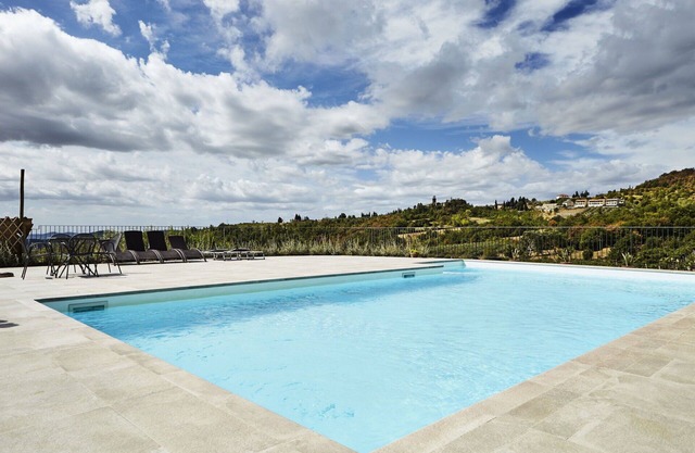 Wonderful private villa with private pool, WIFI, TV, pets allowed and parking, close to Arezzo