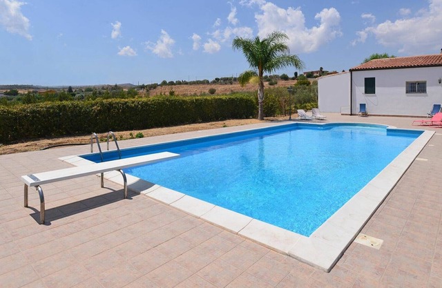 Wonderful private villa for 6 guests with A/C, WIFI, pool, TV, patio, pets allowed and parking