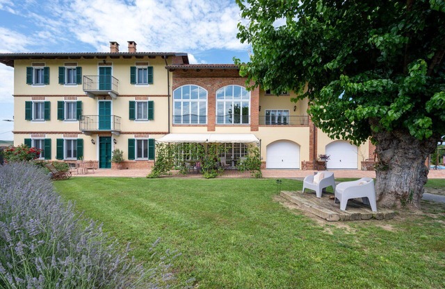 Wonderful private villa for 9 people with hot tub, WIFI, TV, patio, pets allowed and panoramic v.
