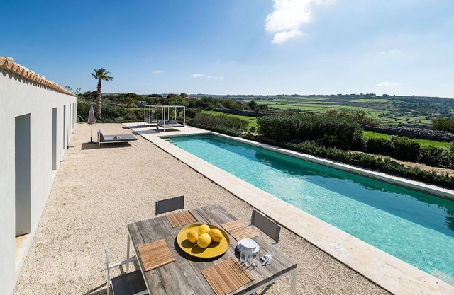 Wonderful private villa with A/C, private pool, WIFI, TV, patio, panoramic view and parking