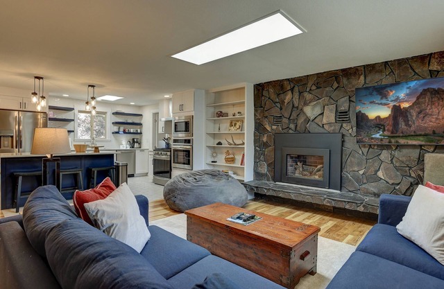 Wonderful Updated Single Level Retreat w/Backyard Oasis, Pet Friendly, A/C, Hot Tub, Private Patio