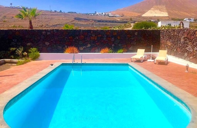 Wonderful views of the sea and the volcanoes. Casa Isabel