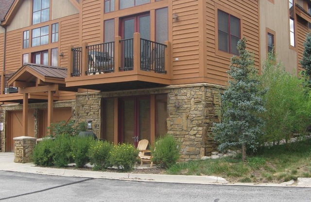 Wonderfully updated 2BR 2BA Groundfloor condo with Keystone shuttle service