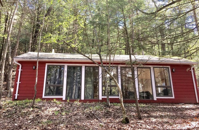 Wooded Retreat w / Hot Tub and Trout River