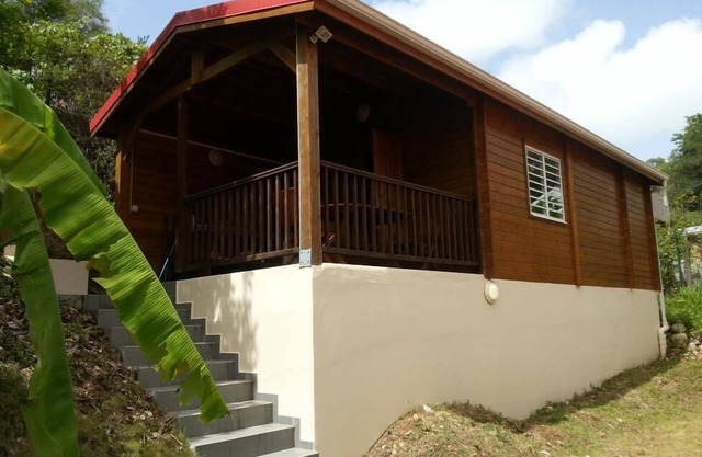 Wooden bungalow with pool, quiet and charming, 5 minutes from the beach