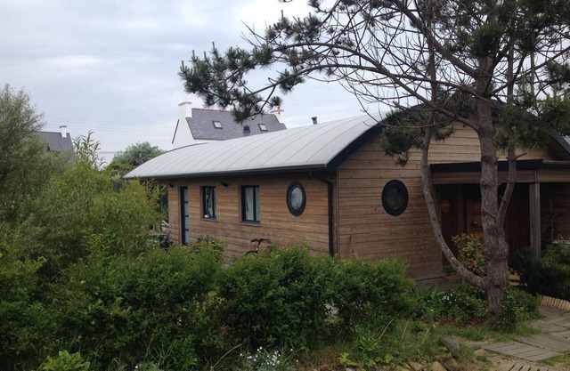 Wooden house at 50 m from the beach, 250m from the Pointe de Primel