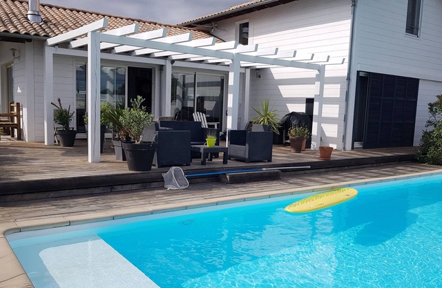 WOODEN HOUSE IN THE COUNTRYSIDE, AT THE FOOT OF THE MOUNTAINS, AS THE CROW FLIES FROM THE BEACHES.