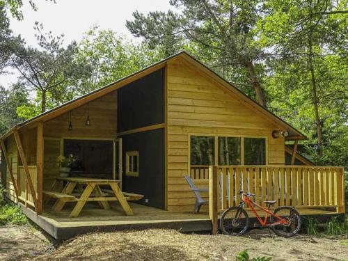 Wooden lodge near three national parks