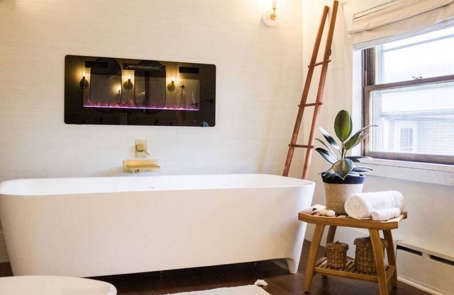 Woodhaven Hideaway: luxe retreat, easy walk to local pool
