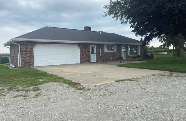 Woodland Estate: Large farmhouse with green space perfect for relaxing and fun.