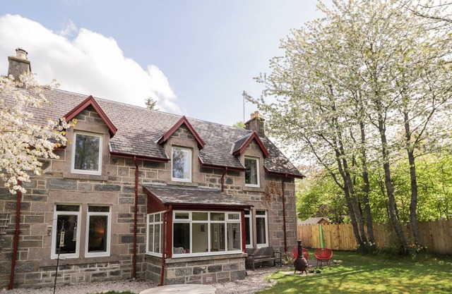 WOODLANDS, family friendly, character holiday cottage in Newtonmore