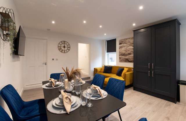 Woodside Pk Rd 13-A Woodside Park 3 Bedroom and 1 Bathroom Apt. A with Parking