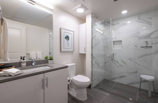 Work Here Secure Elevator Luxe Kitchen & Bath King Bed W/D Gig WiFi