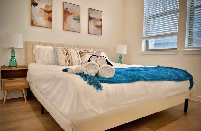 Worker Friendly 1bedroom with gym, WiFi, WasherDryer,Pool,KINGbed,A+Location