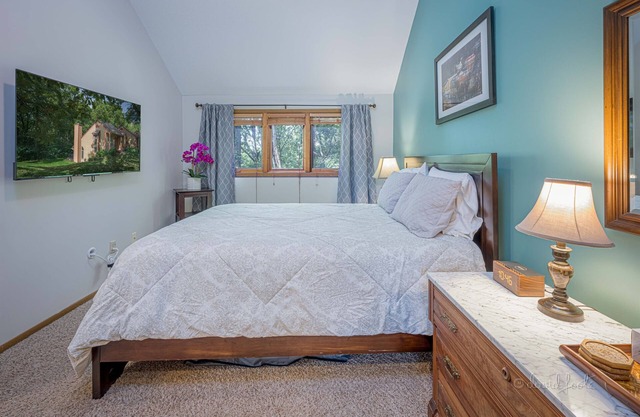 Worry Free!/Fireplace/Clean + Quiet/Close to Indoor Pool, Trails, Town