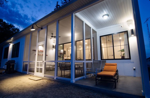 WOW-modern NEW house on Lake Shafer: Hot tub, beach, firepit, playground, games!