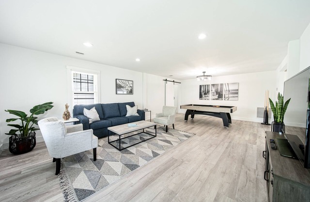WOW! New 4bd Beach Chic, Xlnt Location! Walk2Town, Beach, Restaurants & Marina!