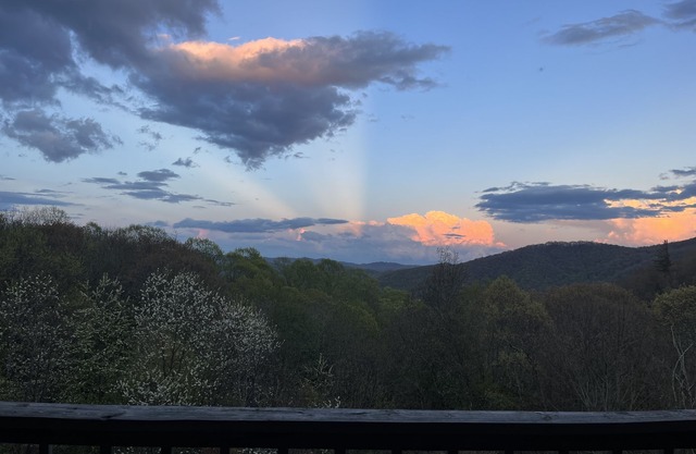 Wow Views! Right in the middle of everything! Otter Falls & Hawks Nest next door