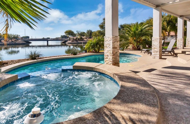 WOW! Waterfront home w/ Kayaks, Private Heated Pool, Spa–NO Extra Fee! Pool/Ping Pong! Free Golf