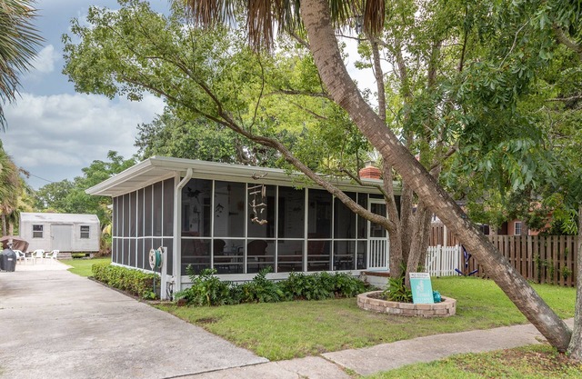 Wrap Around Screened Porch , Pet Friendly and Easy walk to Ocean & Beaches