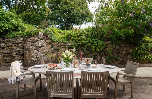 Wren Cottage - a cottage that sleeps 6 guests in 3 bedrooms