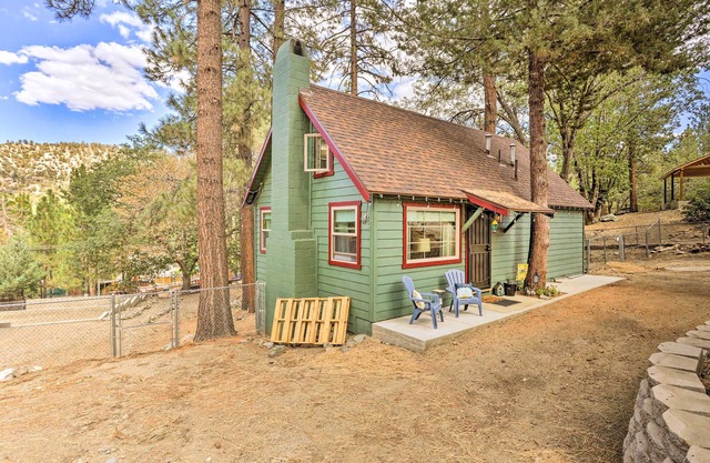 Wrightwood Cabin w/Cozy Interior!