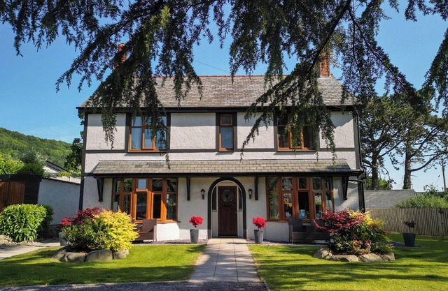 Y GORLAN, pet friendly, character holiday cottage in Conwy