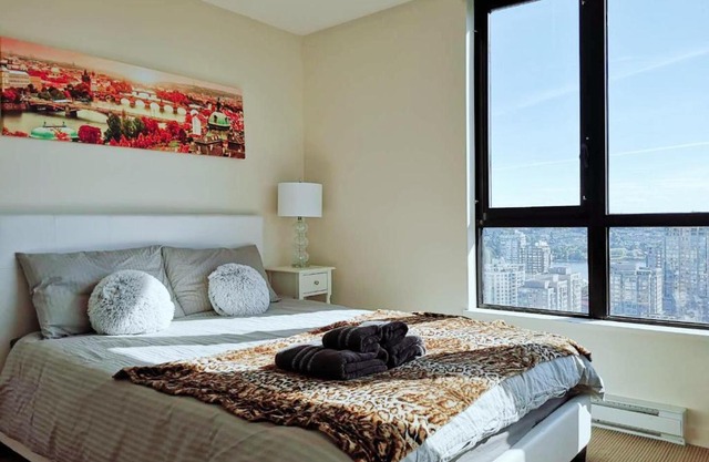 Yaletown Charming Waterview Suite