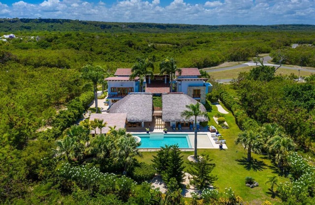 Yarari 17: Private sanctuary near golf course w/staff, pool & Jacuzzi