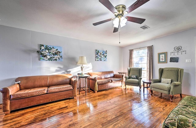 Yard w/BBQ Pit: Getaway Near Dtwn Temple!