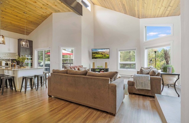 Ydalir Haus - Lux 6BR Pets, w/Hot Tub & Game Room