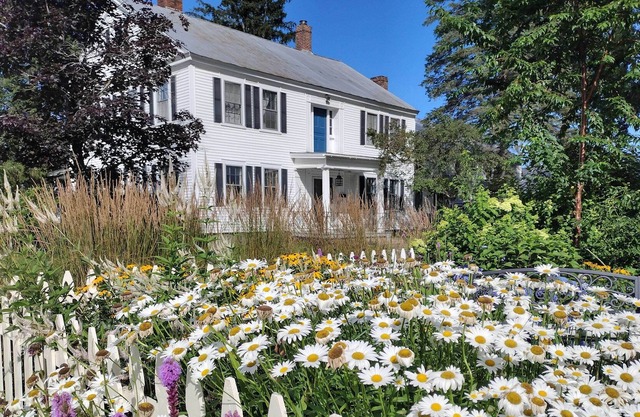 'Ye Olde Inn' Fryeburg Historic Home on Main St!