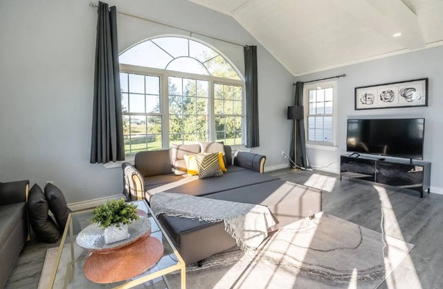Year-Round Comfort – Firepit, Foosball, Piano, BBQ