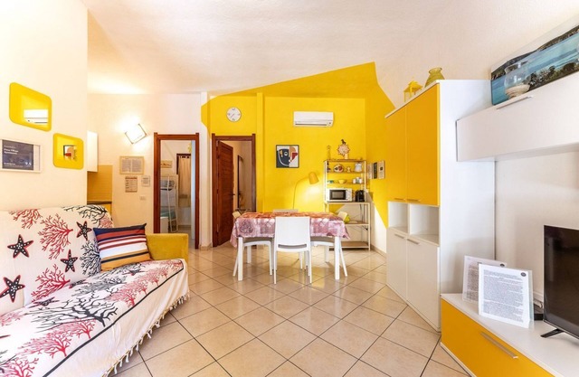 Yellow House with garden, 130 meters from the beach
