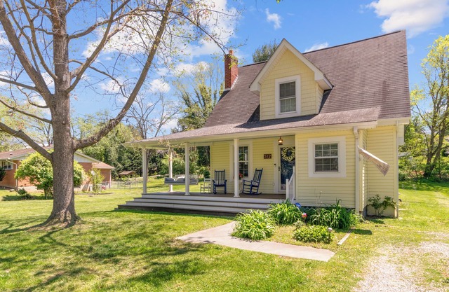 Yellow Bird Cottage - Cozy home minutes from Radford University, with large deck