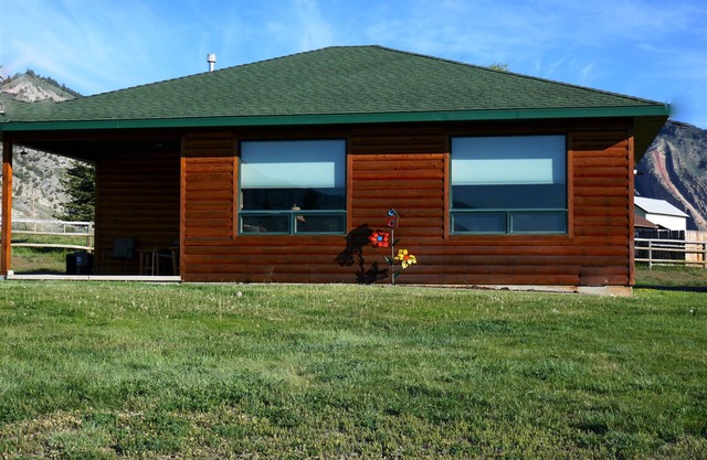 YELLOWSTONE CABIN - THE ELK VIEW CABIN at Yellowstone (River view)