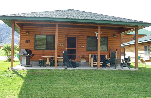 Yellowstone Riverfront Cabin, Sleeps 9, $171-$325/nt, 300 yards to Yellowstone