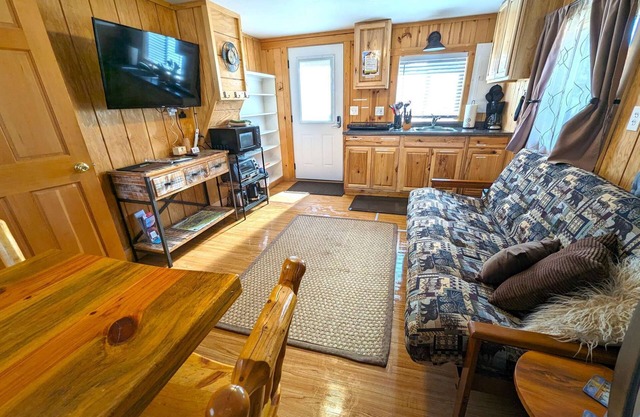 Yellowstone's Treasure Cabin #6, few min drive from Yellowstone Park