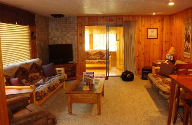 Yellowstone Wildlife Cabins - Bear Cabin - sleeps up to 7 - less than a mile to Yellowstone!
