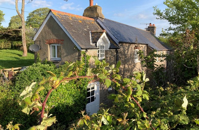 YEW TREE COTTAGE, pet friendly, with open fire in Stoke Fleming