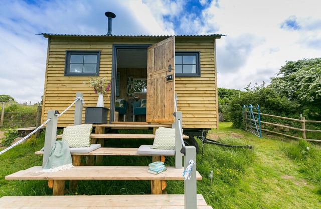 Ynys Hideout - a dog that sleeps 2 guests in 1 bedroom