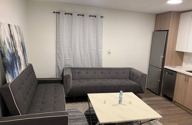 Yorkdale-Glen Sweet Apartment Suites