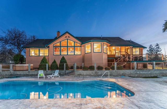 Yosemite Adventure House with Pool-hot tub-game room!