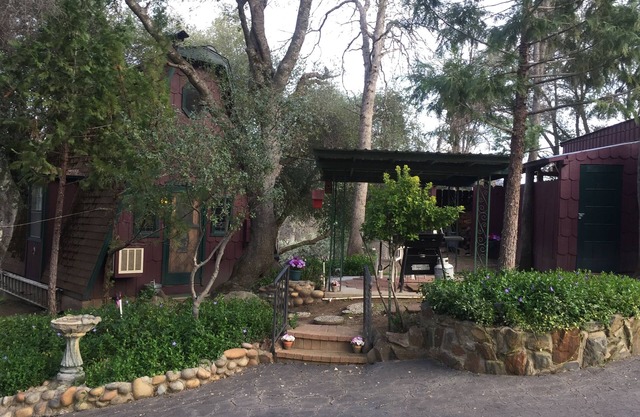 Yosemite's Suite Retreat's "Gingerbread House, Perfect for 2!