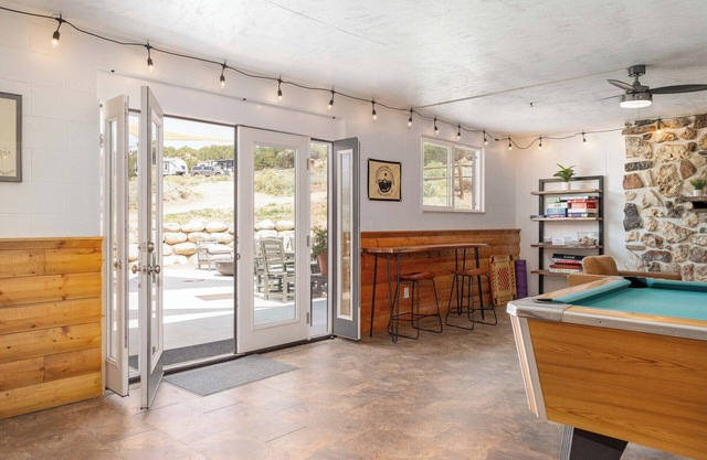 You don’t have to be a nature aficionado to enjoy glamping! Make memories in the great outdoors. Sleeps 2 in queen bed. Site includes a picnic table and outdoor fire pit.